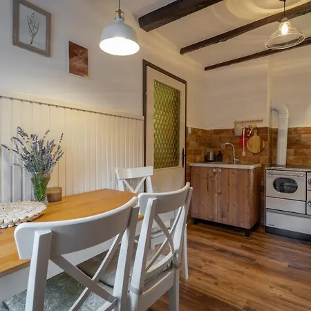 Mala Kuca Vele Drage